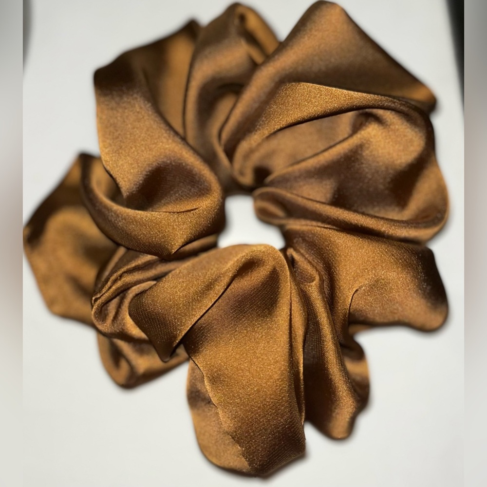 Satin Jumbo Scrunchie Cute Flower Embossed Hair Clip, Hair Accessory Set NWOT - Picture 7 of 9